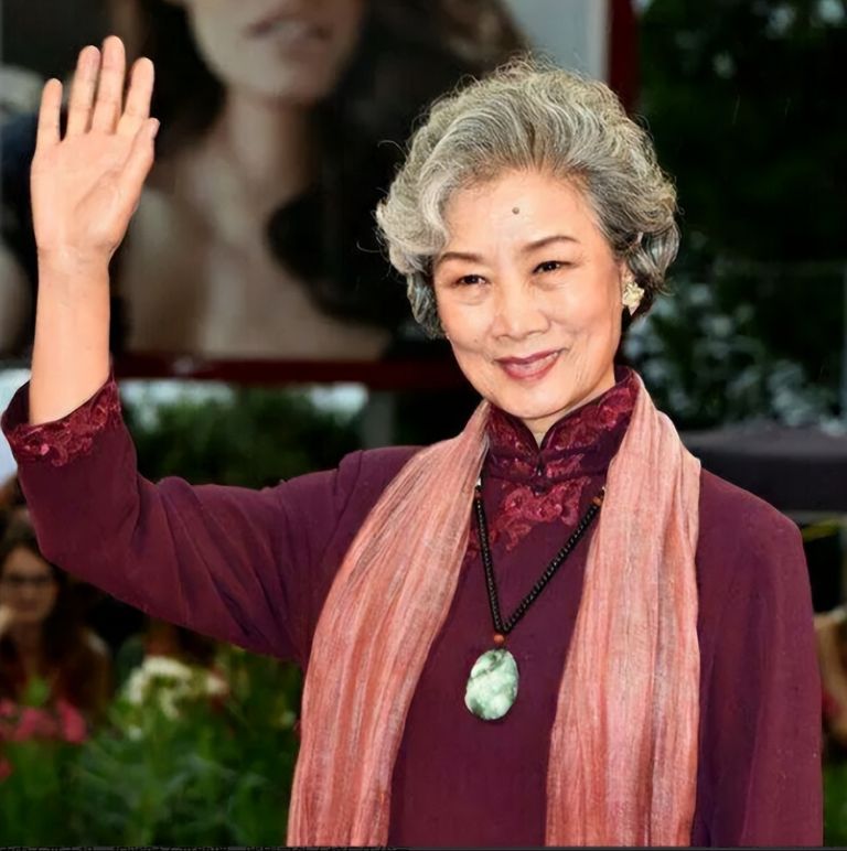 國(guó)家(jiā)一(yī)級演員(yuán)：嫁同學恩愛(ài)一(yī)生(shēng)，兒(ér)子(zǐ)是(shì)導演兒(ér)媳是(shì)影(yǐng)後，女(nǚ)兒(ér)是(shì)國(guó)人(rén)的(de)驕傲