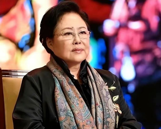 74歲斯琴高(gāo)娃被除名“國(guó)家(jiā)一(yī)級演員(yuán)”，晚年(nián)瑞士籍丈夫去(qù)世，靠輪椅出行(xíng)的(de)她(tā)如(rú)何自(zì)處？
